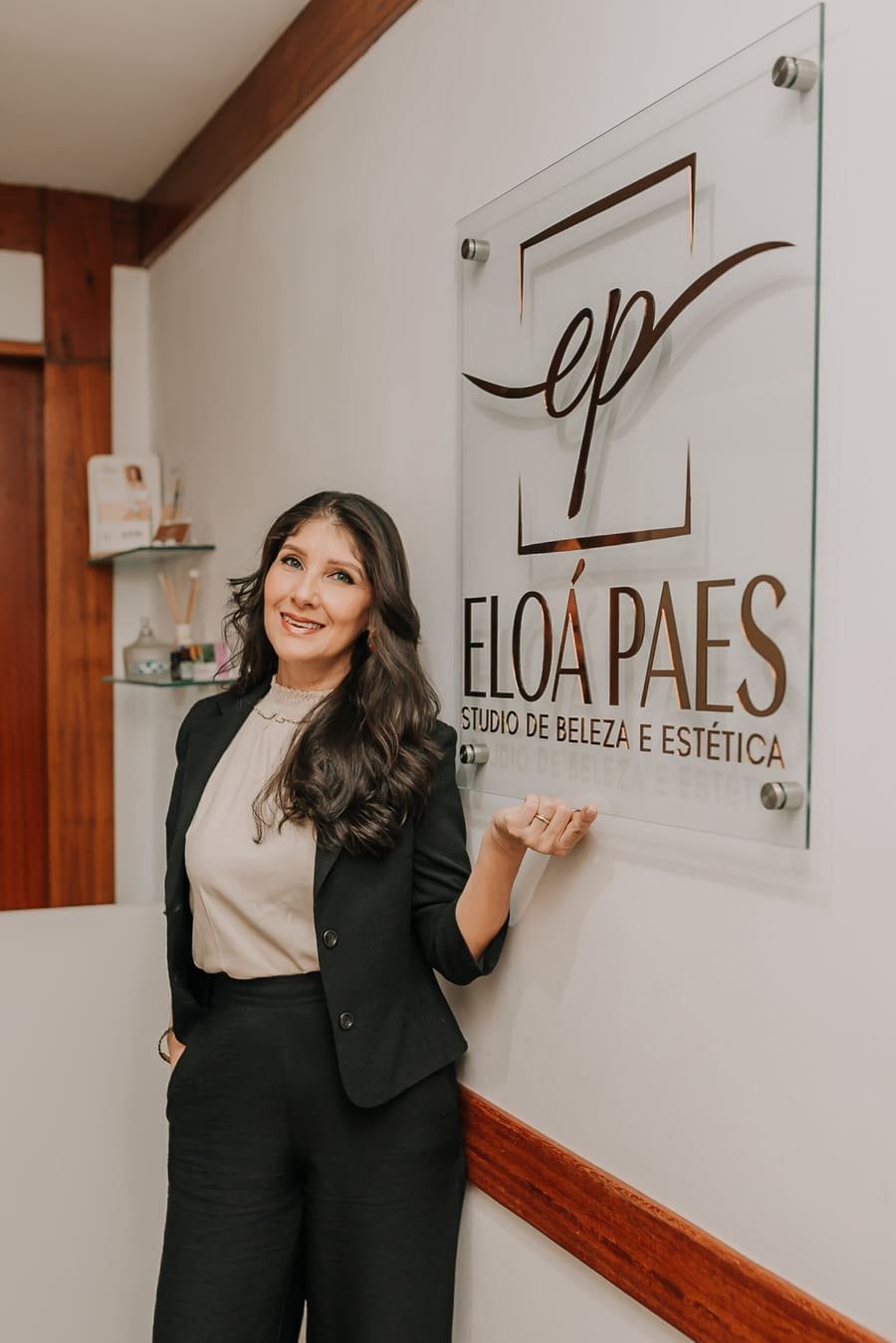 Dra. Eloá Paes, Biomédica Esteta, na clínica de estética avançada em Icaraí, Niterói