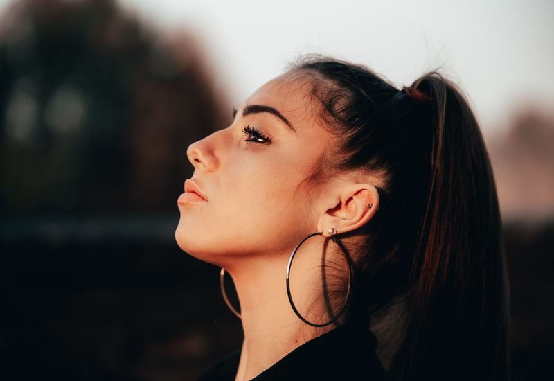 Perfil elegante de mulher com contorno facial definido, resultado do tratamento de lifting sem cirurgia