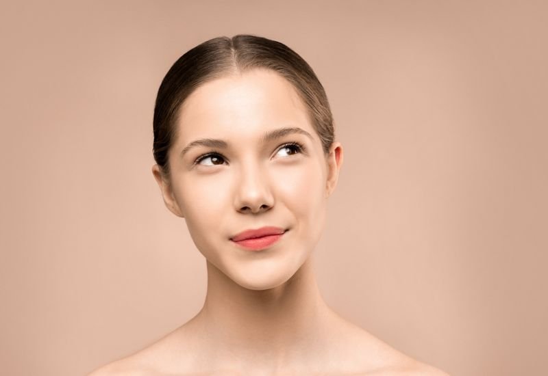 Retrato de mulher com pele lisa e rejuvenescida, resultado do tratamento de rejuvenescimento facial